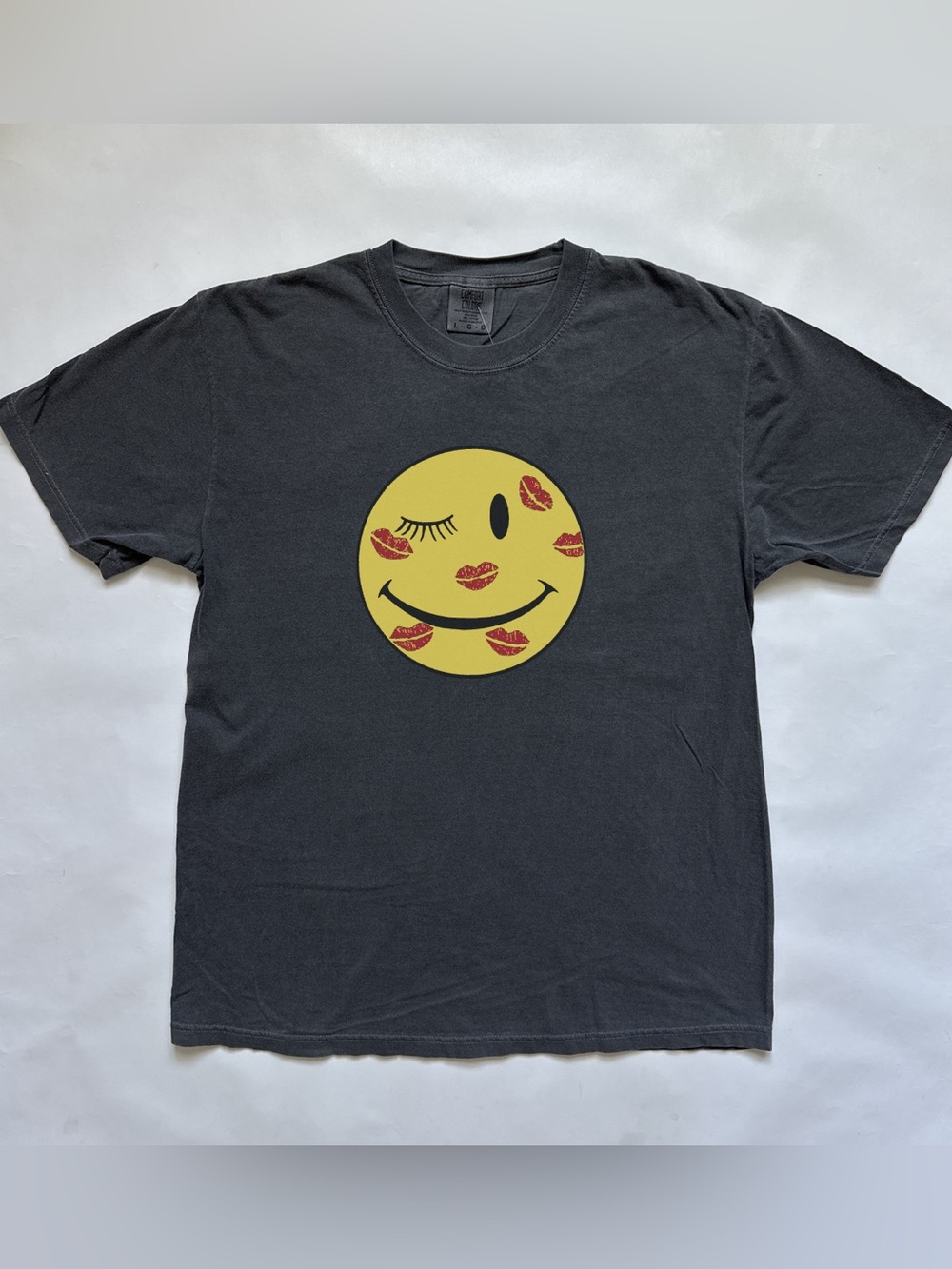 Vintage Smiley happy face wink kisses graphic Tee americana heritage wear